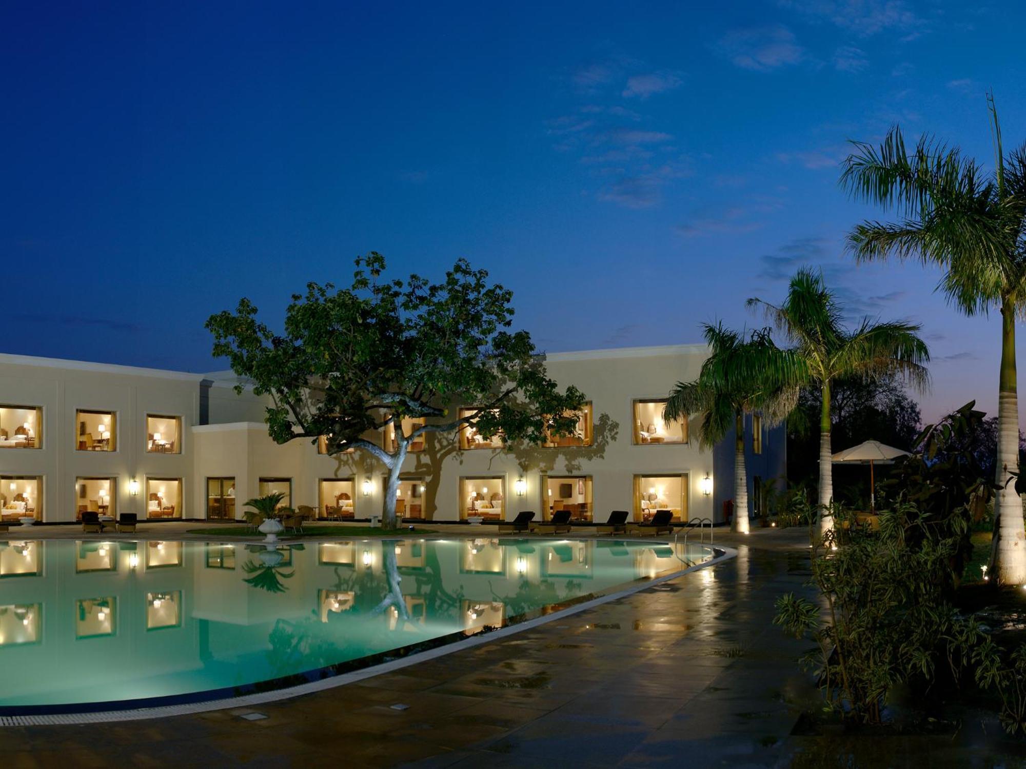 Hotel The Lalit Temple View Khajurāho Exterior foto